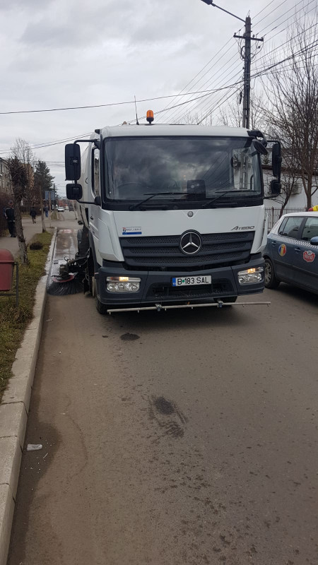 Măturat și stropit stradal