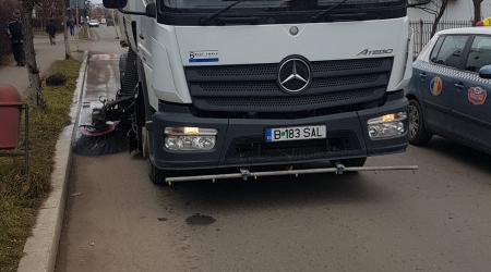 Măturat și stropit stradal